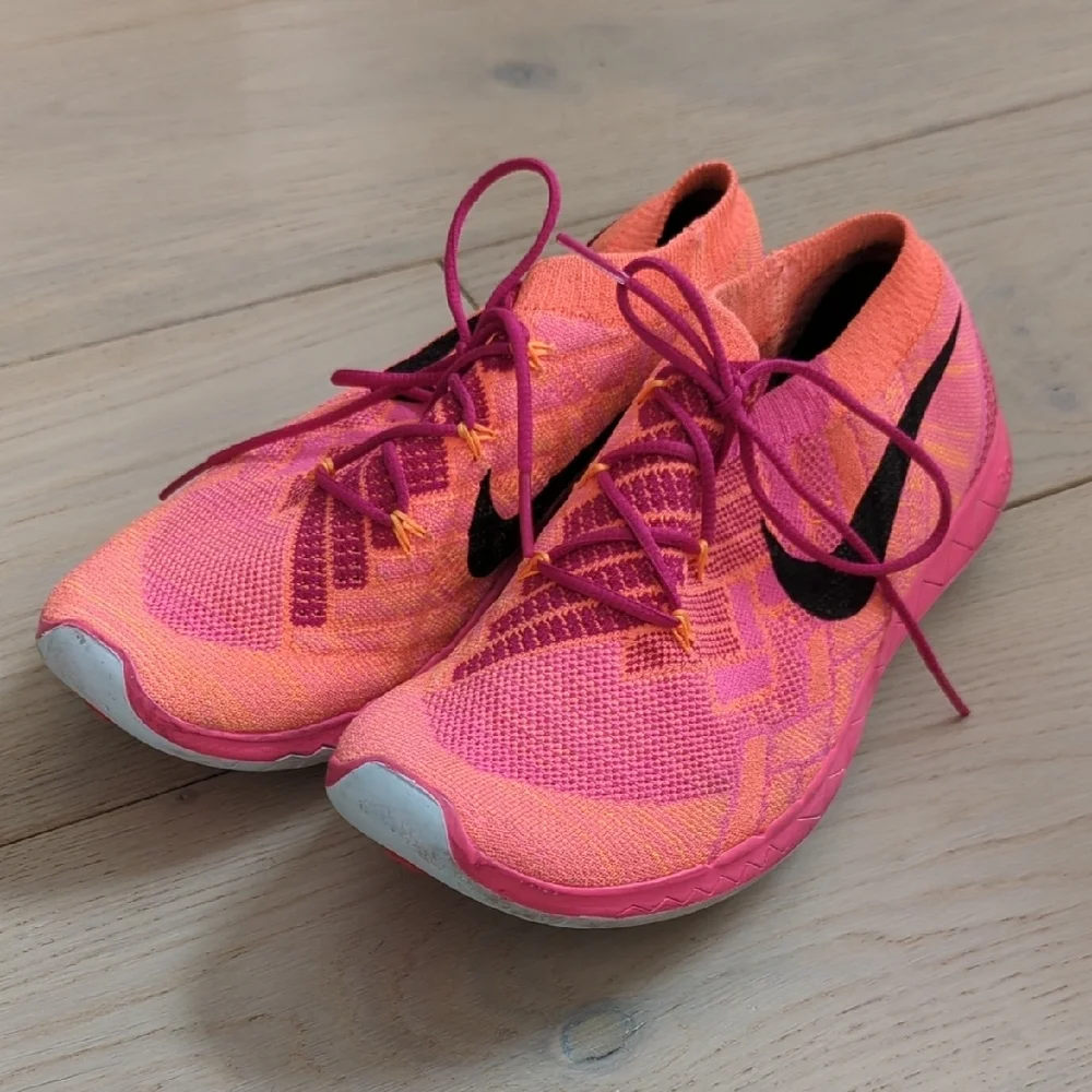 Nike Women's Pink Running Shoes - Picture 1 of 5